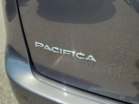Used 2023 Chrysler Pacifica Touring-L FWD image 7