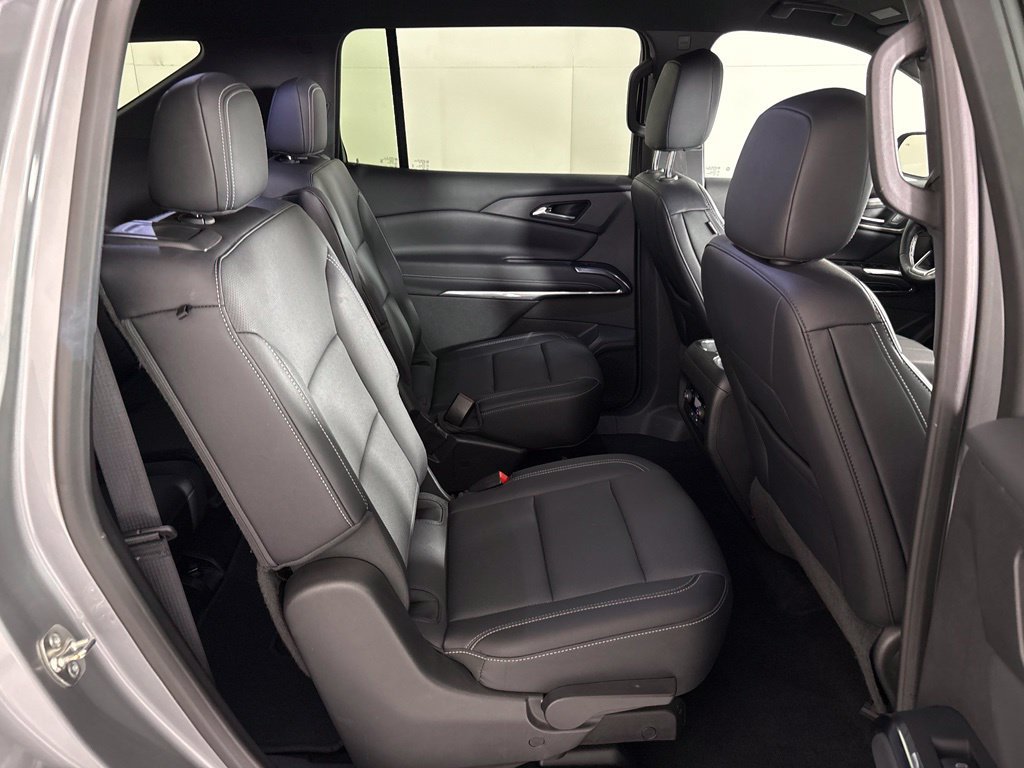 Used 2025 Chevrolet Traverse LT FWD image 42