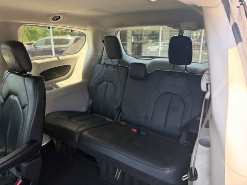 Used 2020 Chrysler Pacifica Touring-L image 13