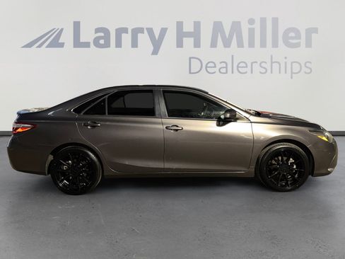 Used 2017 Toyota Camry SE w/ Moonroof Package FWD image 6