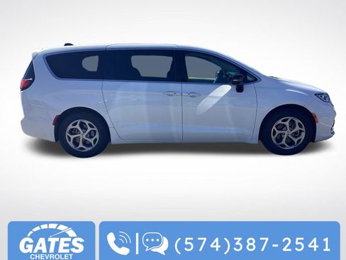 Used 2024 Chrysler Pacifica Limited FWD image 8