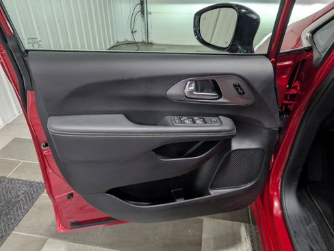 Used 2025 Chrysler Pacifica Select image 12