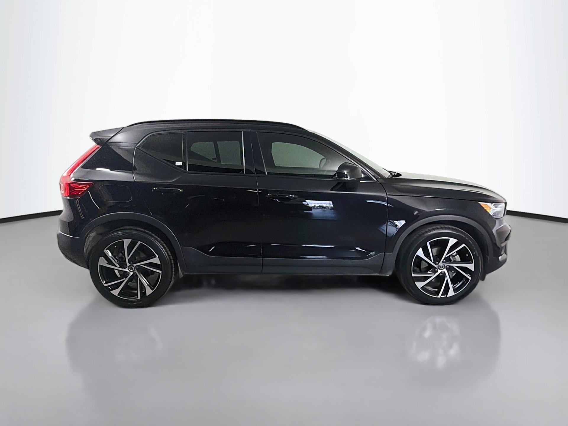 Used 2021 Volvo XC40 T5 R-Design w/ Advanced Package AWD/4WD image 5
