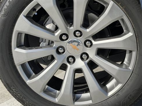 New 2026 Chevrolet Suburban Premier image 9