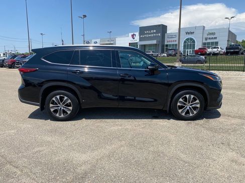 Used 2021 Toyota Highlander XLE AWD/4WD image 7