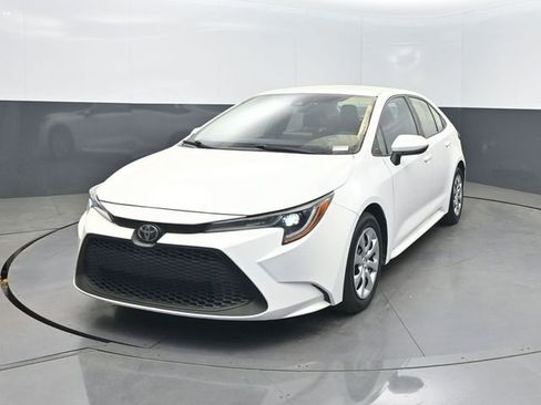 Used 2022 Toyota Corolla LE image 1