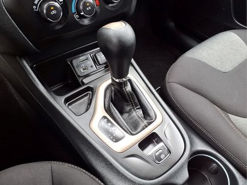 Used 2016 Jeep Cherokee Sport FWD image 7