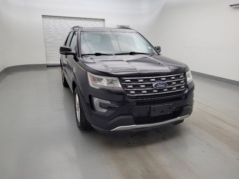 Used 2017 Ford Explorer XLT w/ Equipment Group 202A AWD/4WD image 14