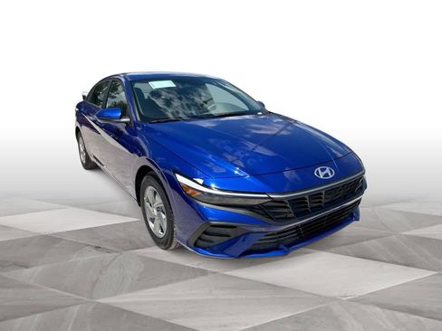 Used 2025 Hyundai Elantra SE FWD image 2