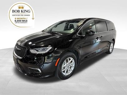 Used 2025 Chrysler Pacifica Select