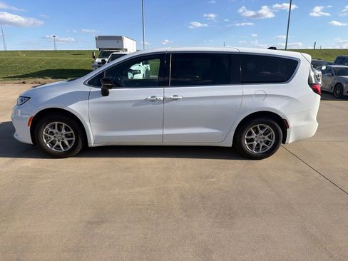 Used 2025 Chrysler Pacifica Select FWD image 6