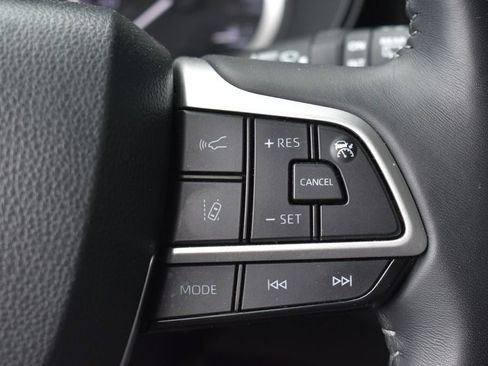 Used 2025 Toyota Highlander LE FWD image 16