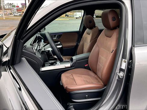 Used 2025 Mercedes-Benz GLB 250 4MATIC image 8