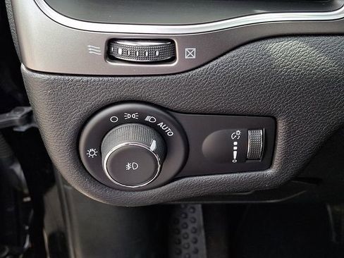 Used 2019 Jeep Cherokee Latitude w/ Popular Appearance Group FWD image 19