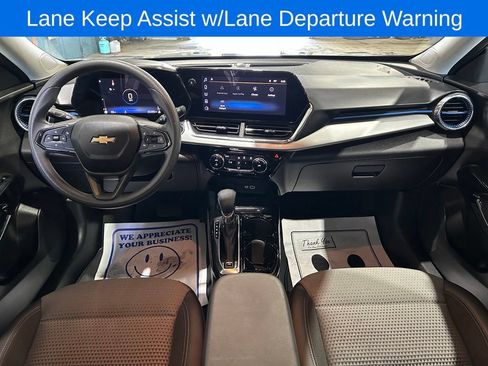 Used 2025 Chevrolet Trax LT FWD image 2