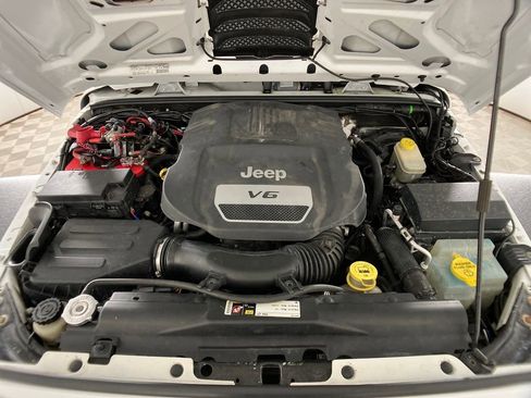 Used 2014 Jeep Wrangler Unlimited Rubicon w/ Connectivity Group image 30