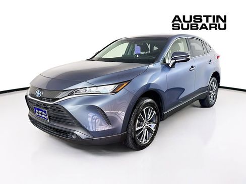 Used 2022 Toyota Venza LE image 3