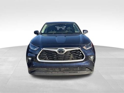 Used 2021 Toyota Highlander LE image 7