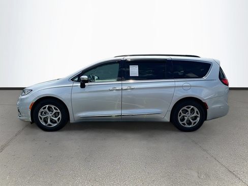 Used 2023 Chrysler Pacifica Limited FWD image 4