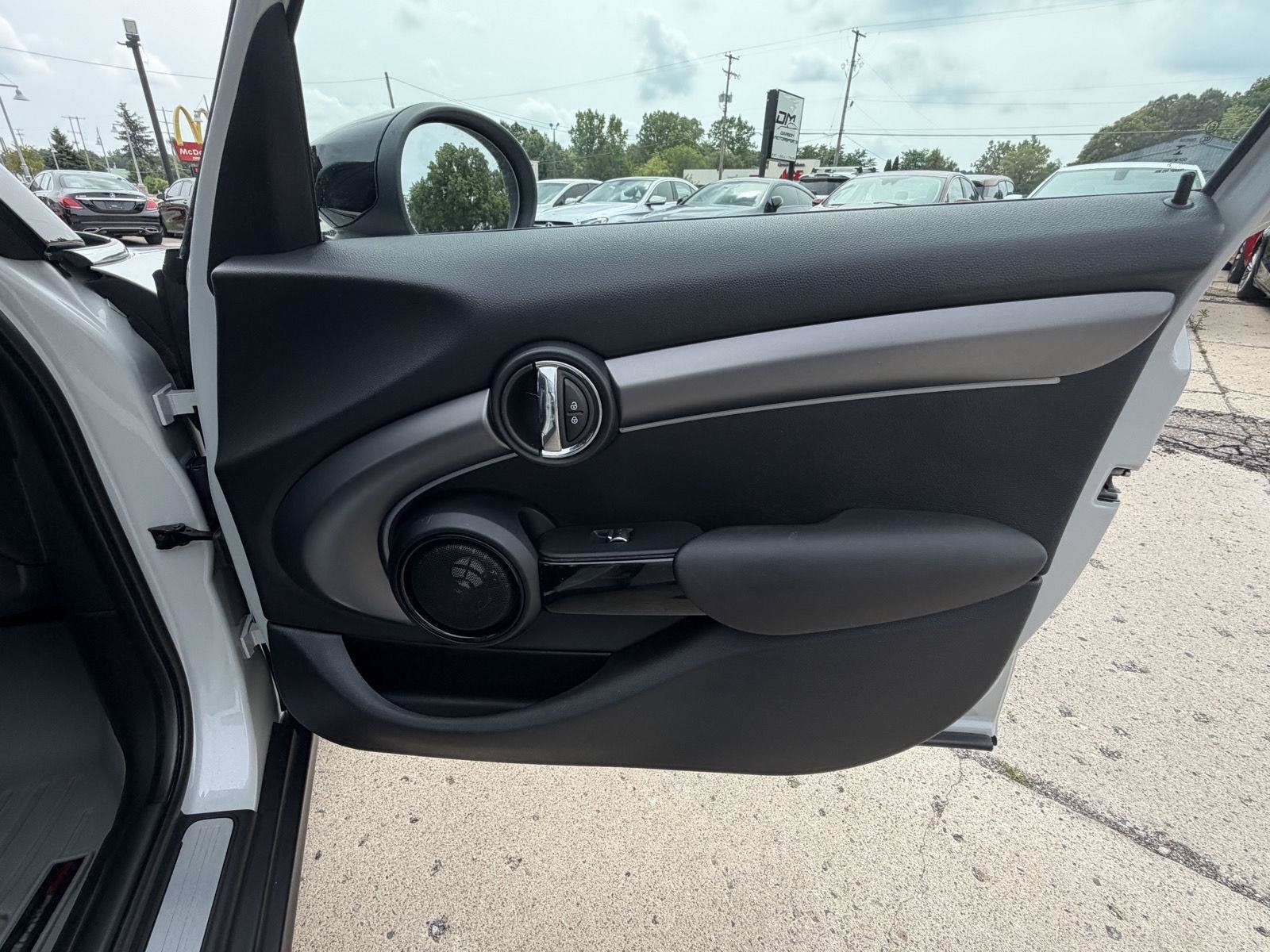 Used 2022 MINI Cooper 4-Door Hardtop w/ Premium Package FWD image 29