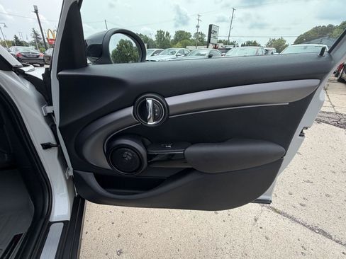 Used 2022 MINI Cooper 4-Door Hardtop w/ Premium Package FWD image 29