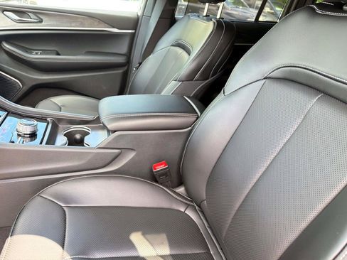 Used 2025 Jeep Grand Cherokee Limited w/ Luxury Tech Group II AWD/4WD image 8