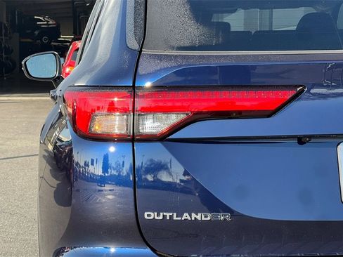 New 2025 Mitsubishi Outlander SE image 28