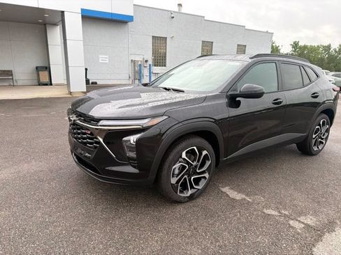 Used 2026 Chevrolet Trax RS w/ Sunroof Package FWD image 2