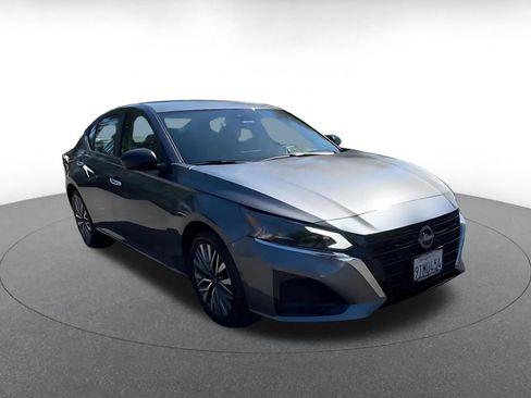Used 2025 Nissan Altima 2.5 SV FWD image 3