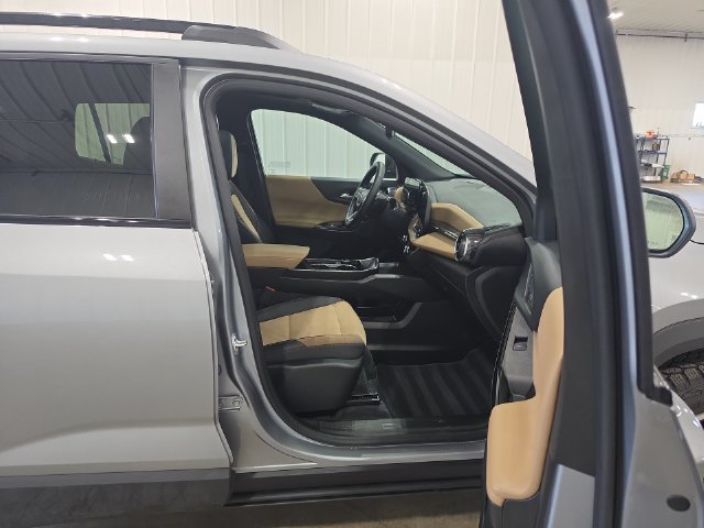 Used 2025 Chevrolet Equinox ACTIV w/ Safety and Technology Package AWD/4WD image 31
