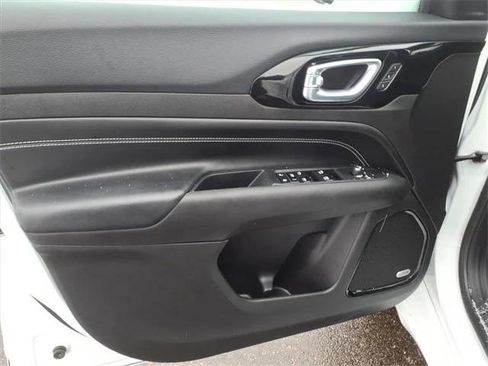 Certified 2024 Jeep Compass Limited w/ High Altitude Package image 8