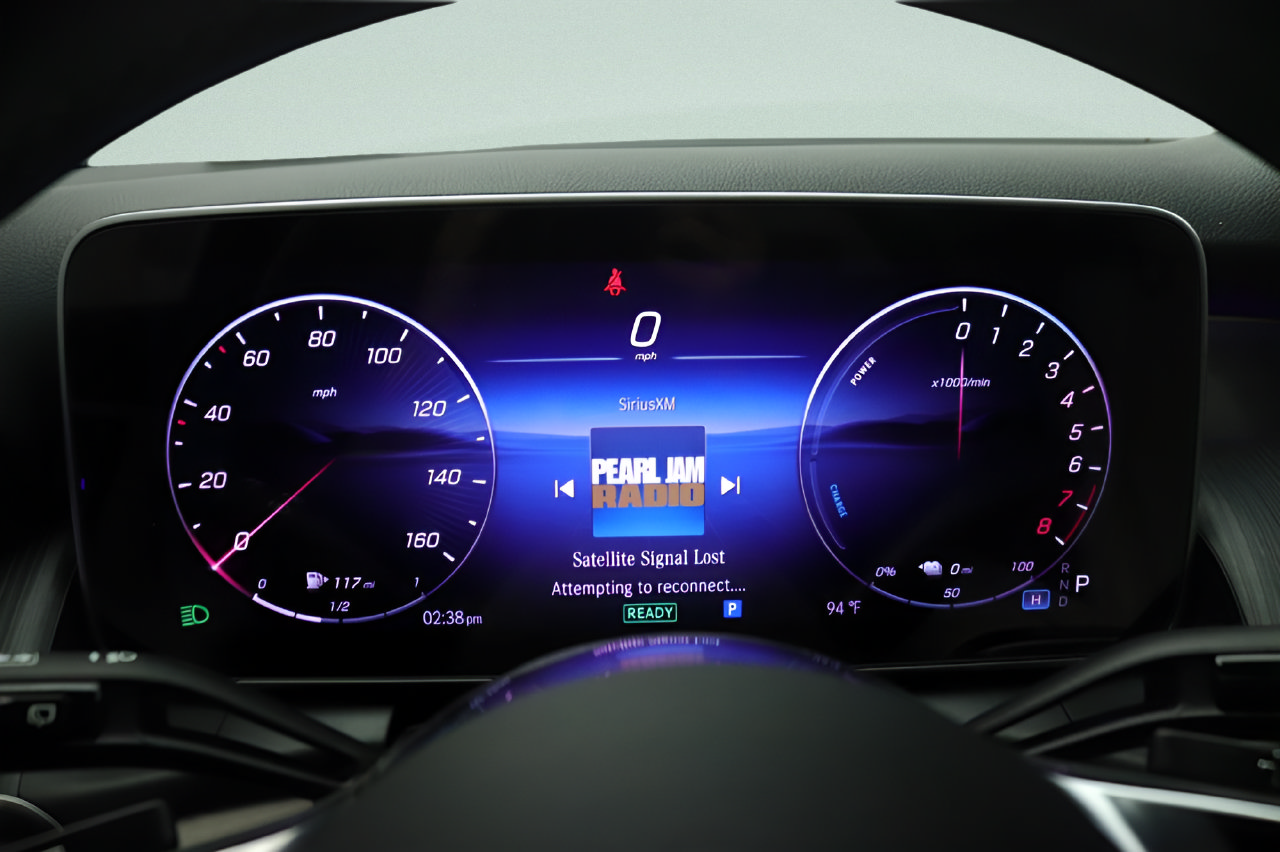 Used 2025 Mercedes-Benz GLC 350e 4MATIC image 11