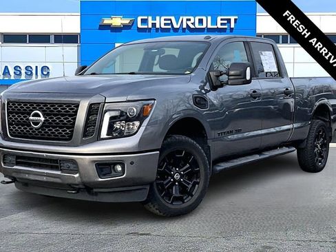 Used 2018 Nissan Titan SV w/ SV Convenience Package image 3