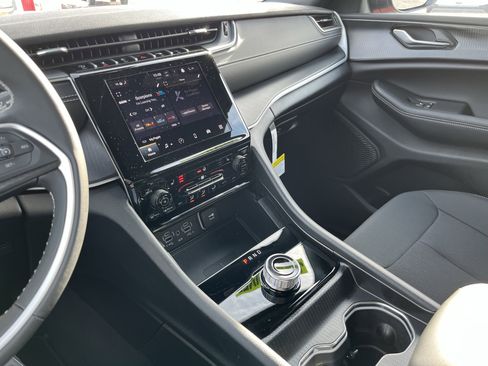 Used 2025 Jeep Grand Cherokee Laredo X w/ Luxury Tech Group I image 25