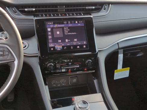 New 2025 Jeep Grand Cherokee Altitude image 21