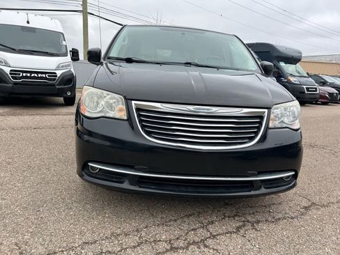 Used 2013 Chrysler Town & Country Touring image 2