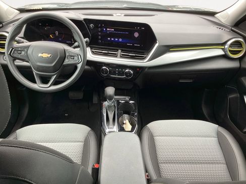 Used 2025 Chevrolet Trax LT FWD image 4