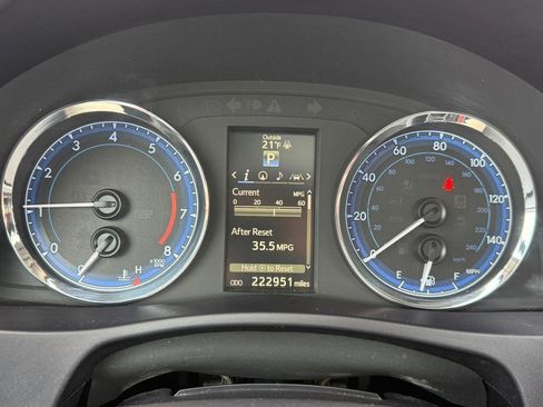 Used 2018 Toyota Corolla XSE image 21