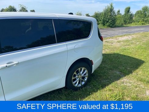 Used 2024 Chrysler Pacifica Touring-L AWD/4WD image 2