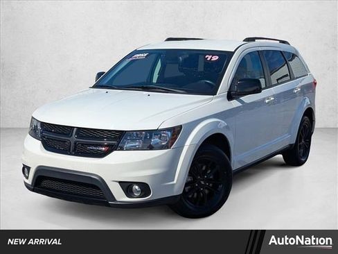 Used 2019 Dodge Journey SE image 1