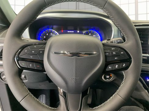 Used 2025 Chrysler Pacifica Limited image 17