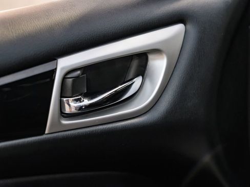 Used 2020 Nissan Pathfinder S image 48