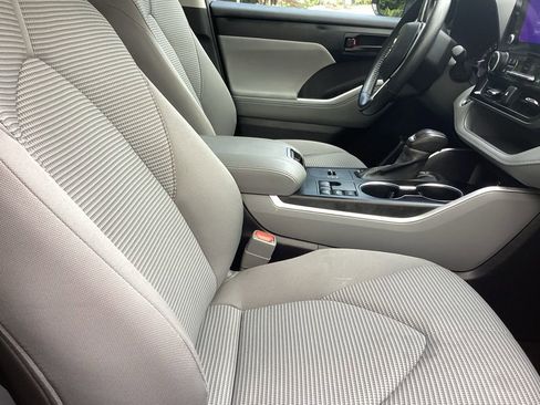 Used 2023 Toyota Highlander LE FWD image 3