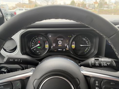 Used 2025 Jeep Wrangler Sahara w/ Safety Group image 20