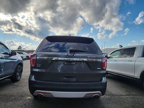 Used 2017 Ford Explorer XLT w/ Equipment Group 202A image 3