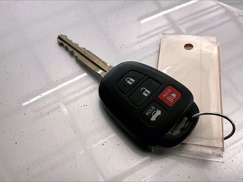 Used 2012 Toyota Camry LE image 10