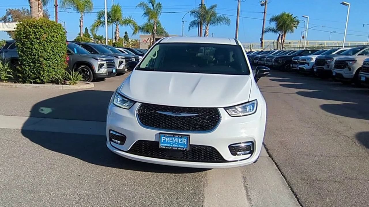 Used 2024 Chrysler Pacifica Touring-L FWD image 3