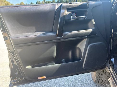 Used 2018 Toyota 4Runner TRD Off-Road AWD/4WD image 17