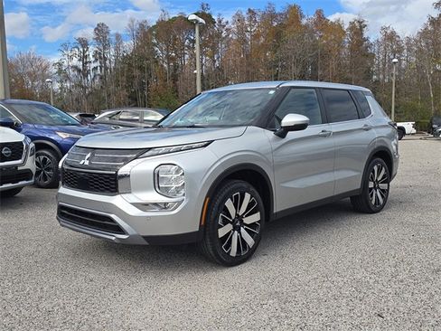 Used 2025 Mitsubishi Outlander SE image 4