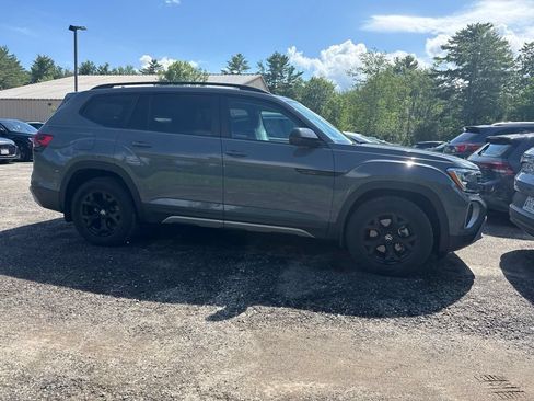Used 2025 Volkswagen Atlas Peak Edition SE AWD/4WD image 3